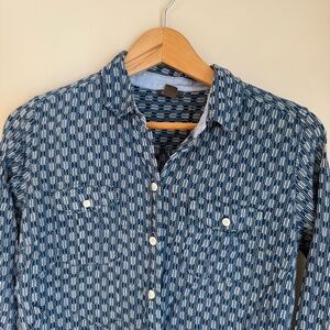 Eddie Bauer Women’s Lightweight Button Down Long sleeve Shirt Blue Size Medium